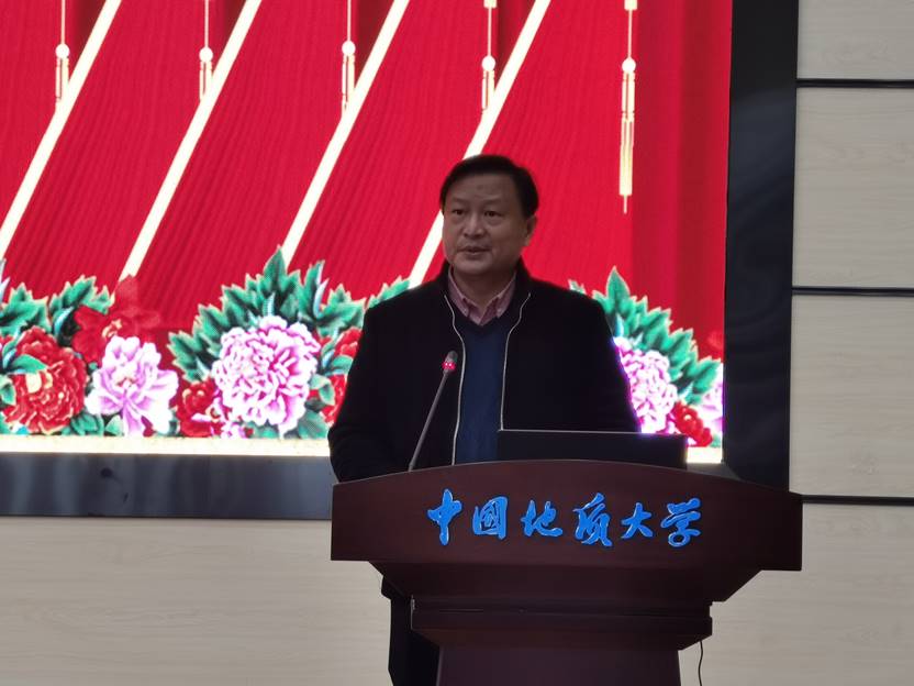 说明: C:\Users\DELL\Desktop\第一次党员大会照片(定)\照片(定)\04校长助理蒋少涌宣布当选名单.jpg